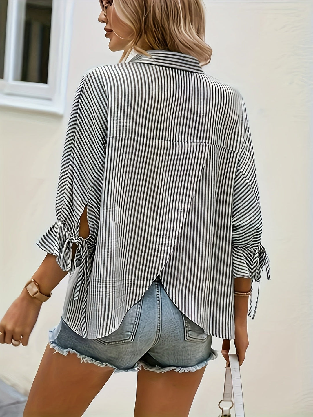 Camilla | Stripete bluse med v-hals og knyting