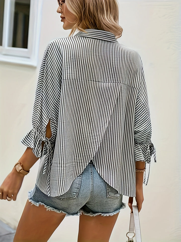 Camilla | Stripete bluse med v-hals og knyting