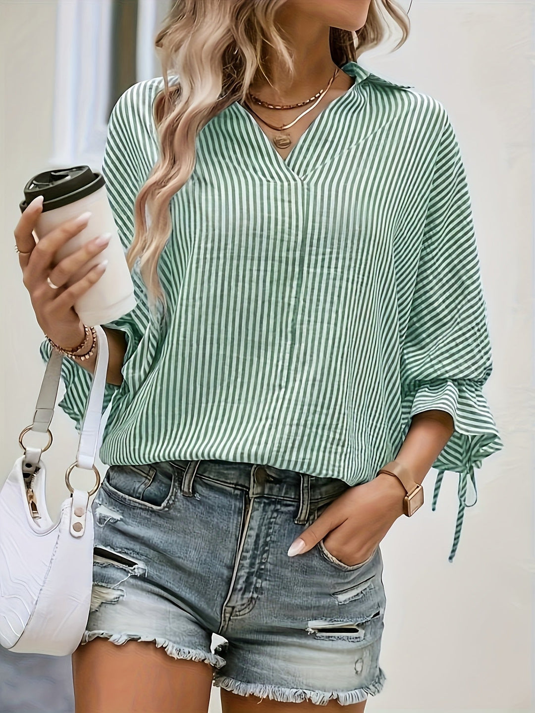 Camilla | Stripete bluse med v-hals og knyting