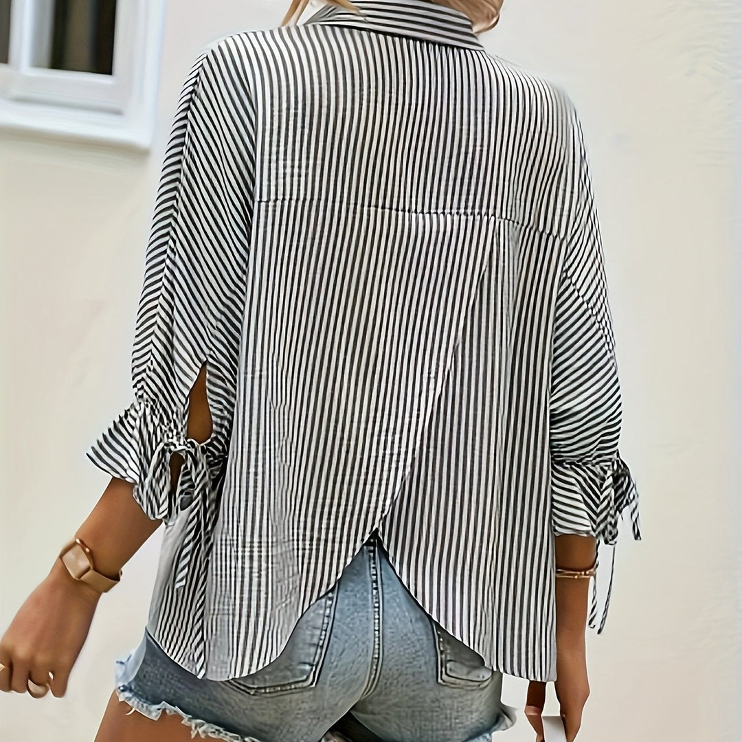 Camilla | Stripete bluse med v-hals og knyting