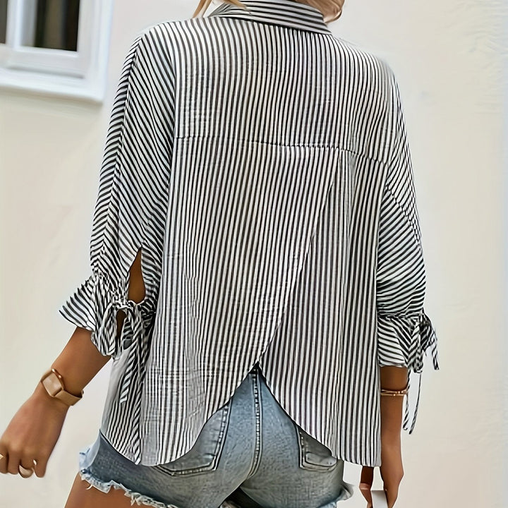 Camilla | Stripete bluse med v-hals og knyting