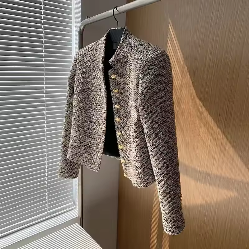Elsa | Elegant svart blazer med gullknapper