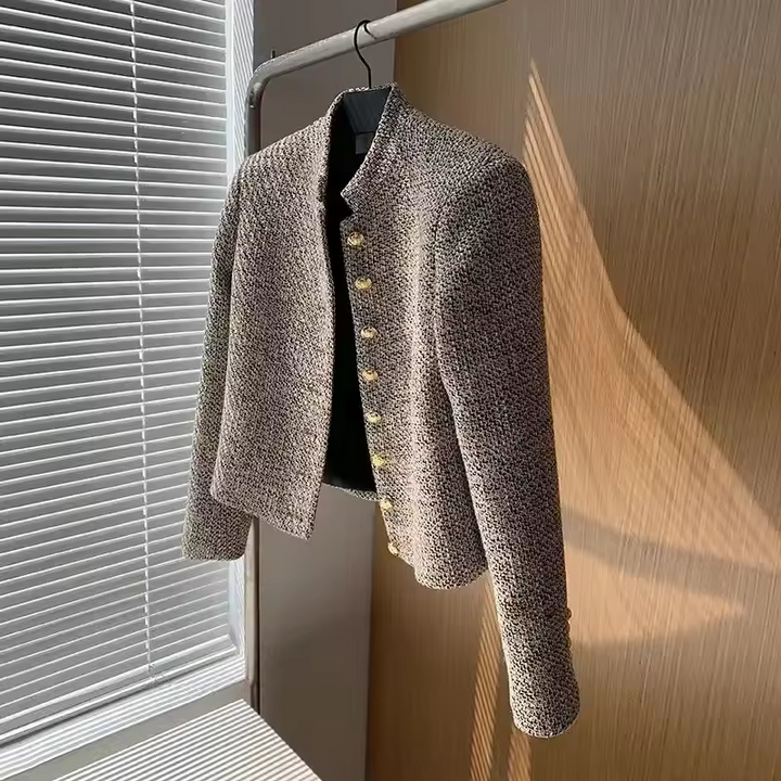 Elsa | Elegant svart blazer med gullknapper
