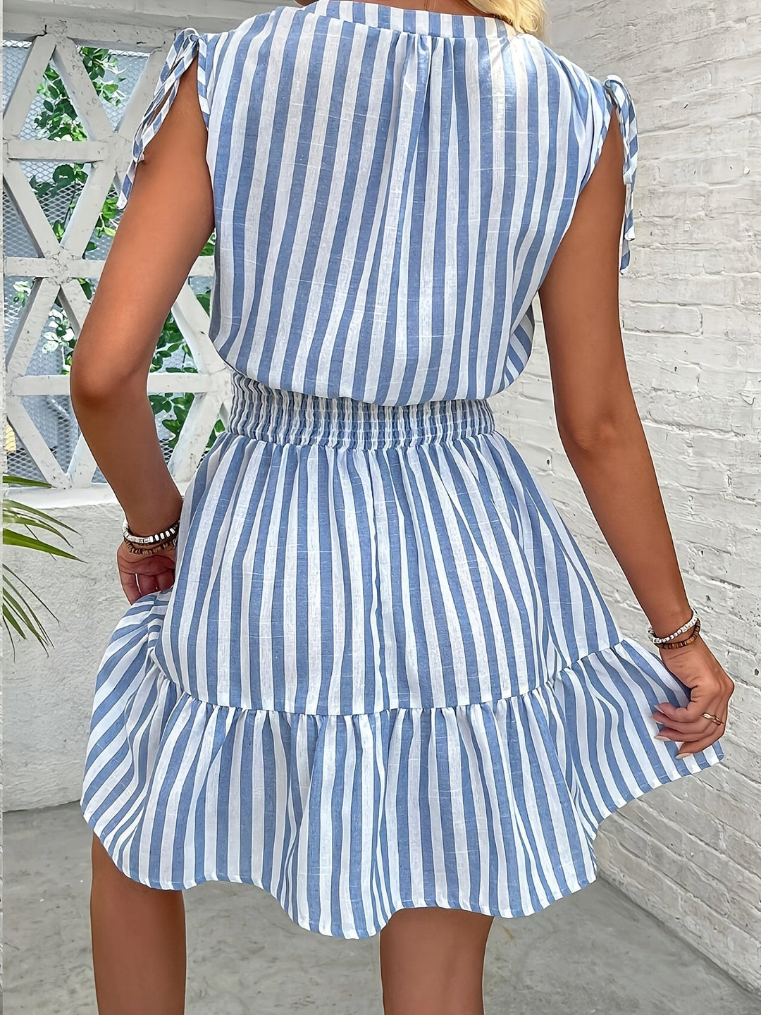 Emilie | Stripete kjole med sløyfedetaljer