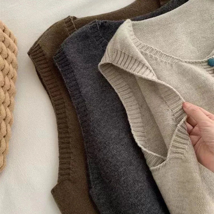 MARIBEL | STRIKKEVEST MED FARGEKNAPPER