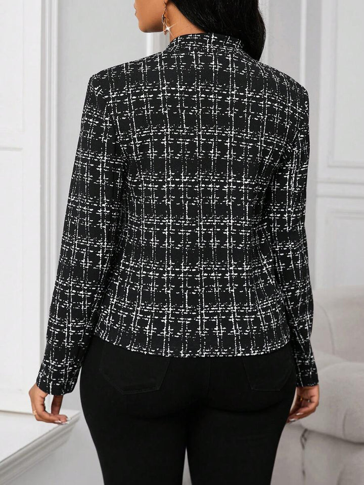 Theresa | Elegant svart blazer med unik halsutsparing